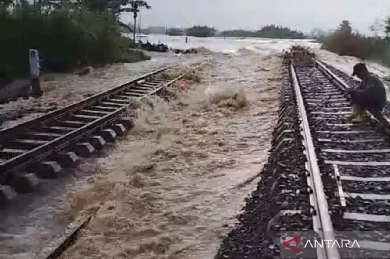 Dua KA Dibatalkan Akibat Banjir di Jawa Tengah