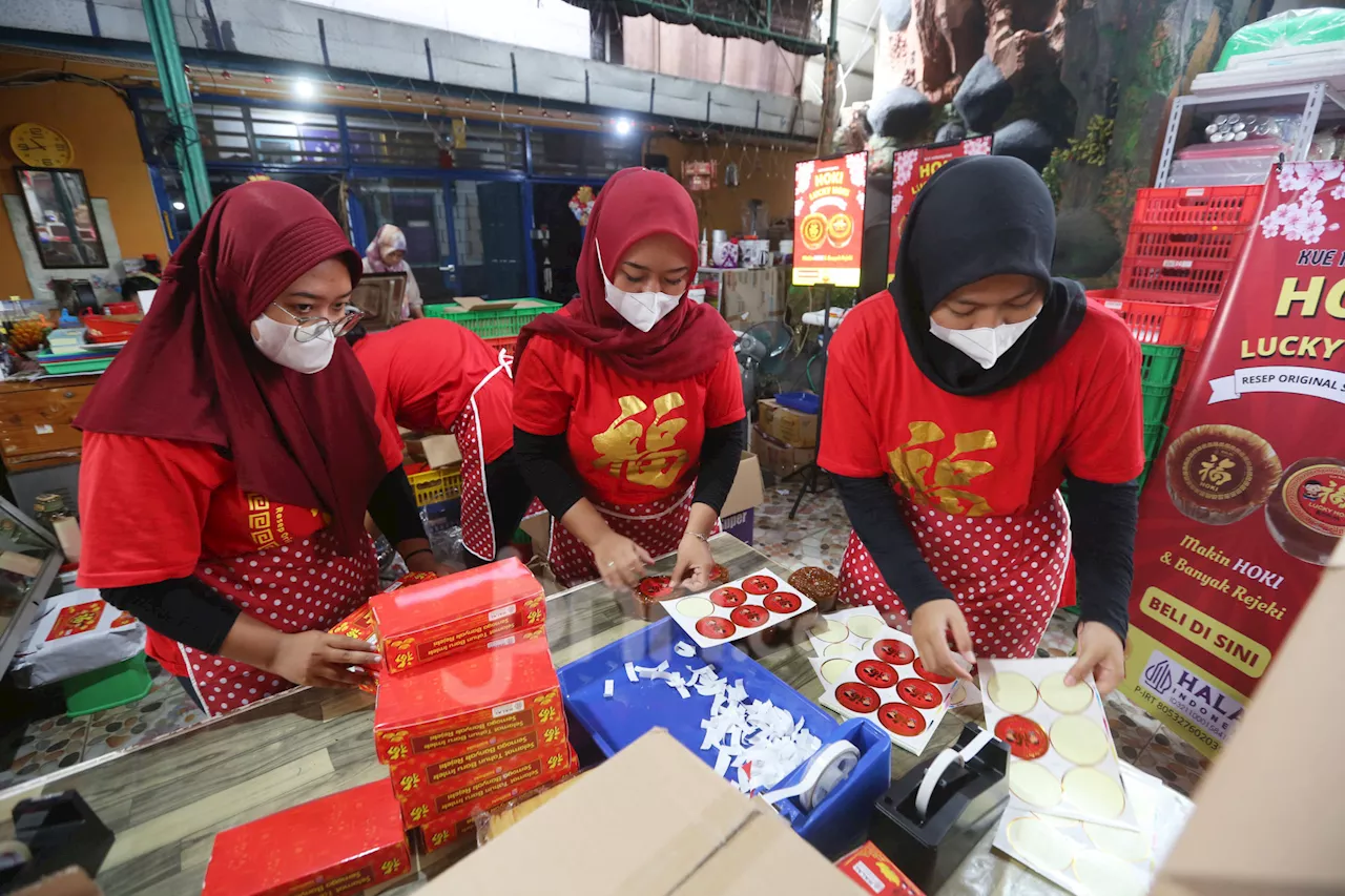 Mengintip Produksi Kue Keranjang Hoki