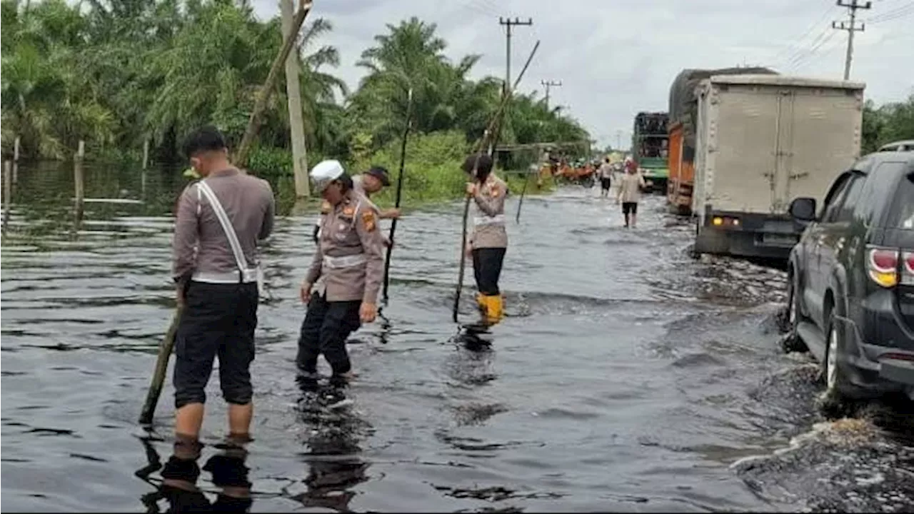 Jalan Lintas Sumatera di Pelalawan Diterjang Banjir, Polisi Pasang Pagar Pembatas