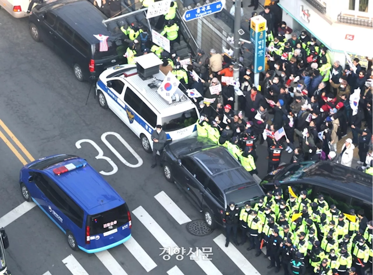 [속보]삼엄한 경계에 막힌 윤 지지자들, 윤석열 헌재 등장하자 “파이팅!”