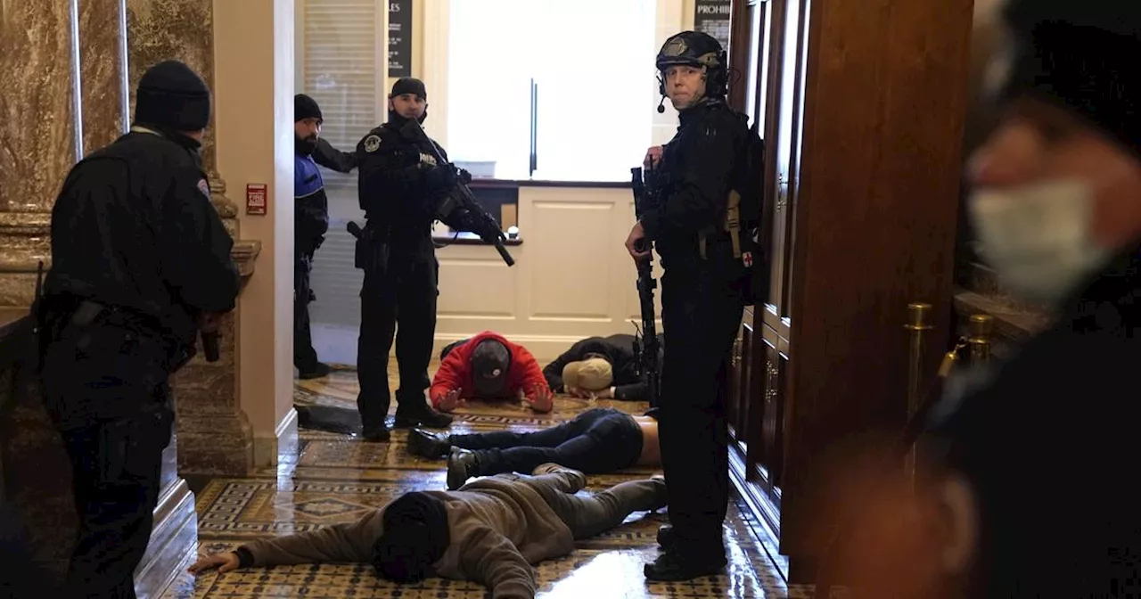 Trump Accorde la Grâce à Plus de 1 500 Participants à l'Assaut du Capitole