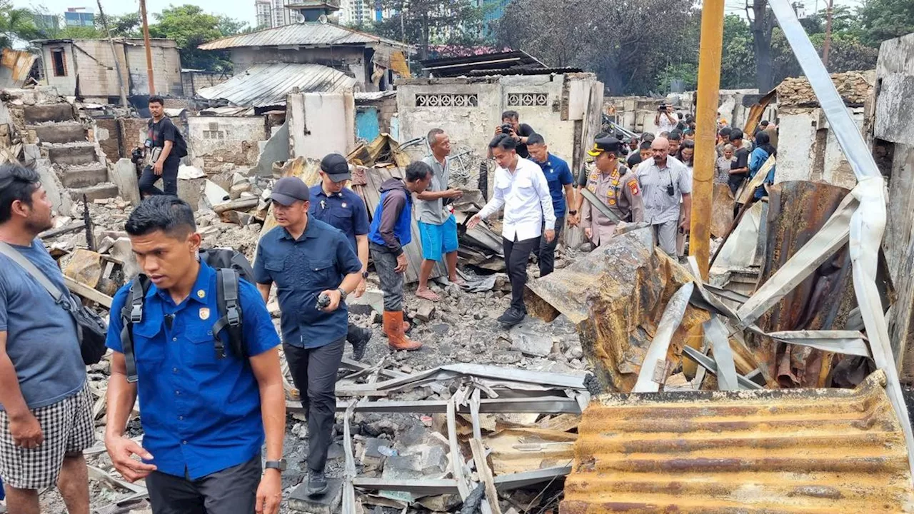 Selain Mainan untuk Anak, Gibran Serahkan Bantuan Siap Pakai Bagi Korban Kebakaran Gempol Kemayoran