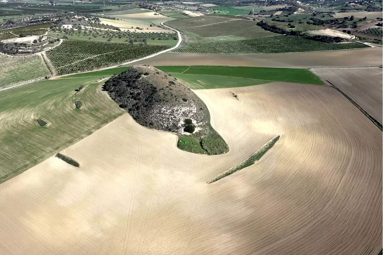 Megaflood Left Jumbled Rock Deposits on Sicilian Hills