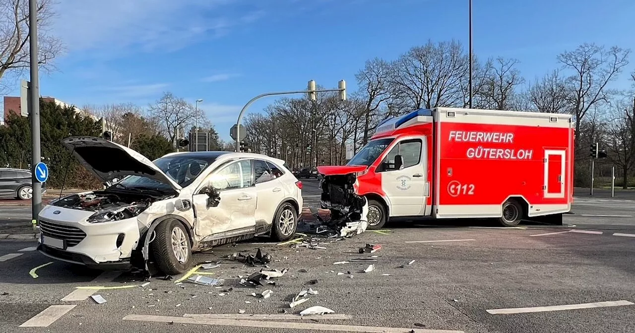 Mehrere Verletzte nach Unfall in Gütersloh: Rettungswagen kollidiert mit Ford