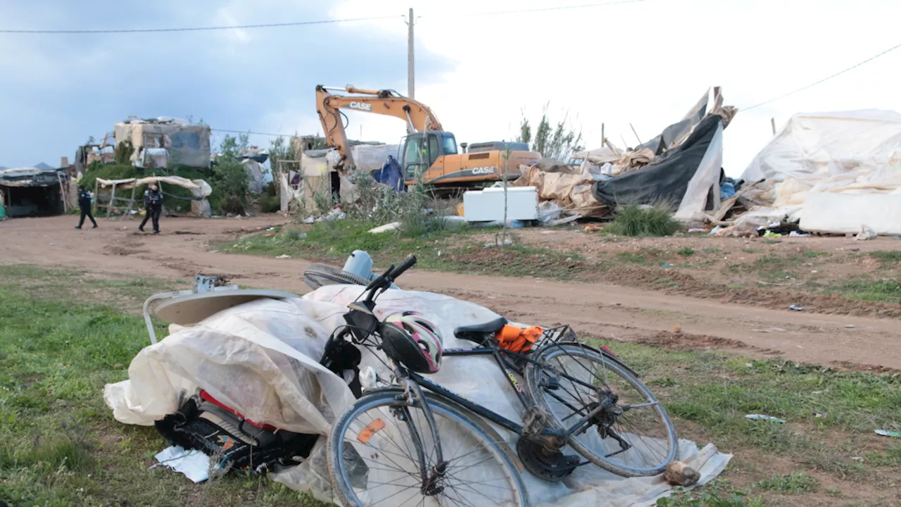 Un informe revela una violación 'sistemática' de derechos humanos en los asentamientos de migrantes en Almería y Huelva