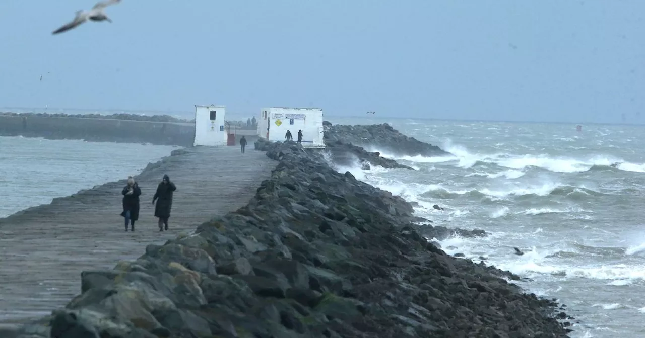 Met Éireann warn of gale force winds & wintery showers as Storm Éowyn approaches