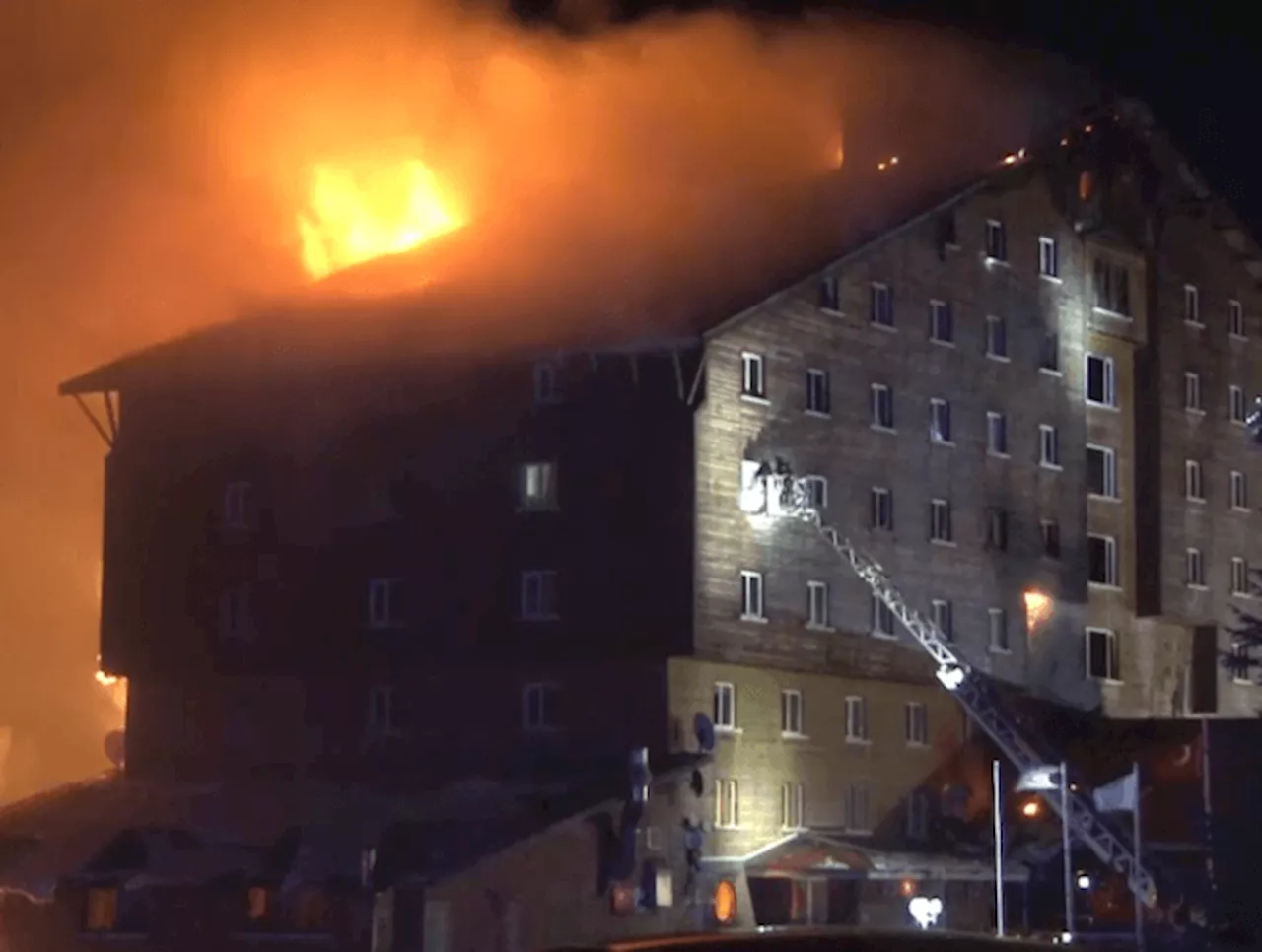 Incêndio em hotel de esqui mata 16 na Turquia