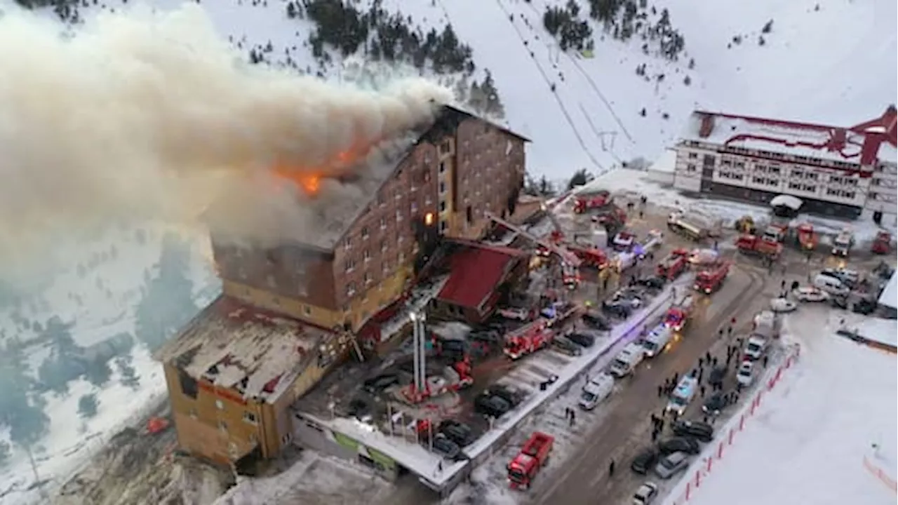 Turchia, incendio in una stazione sciistica: almeno 10 morti