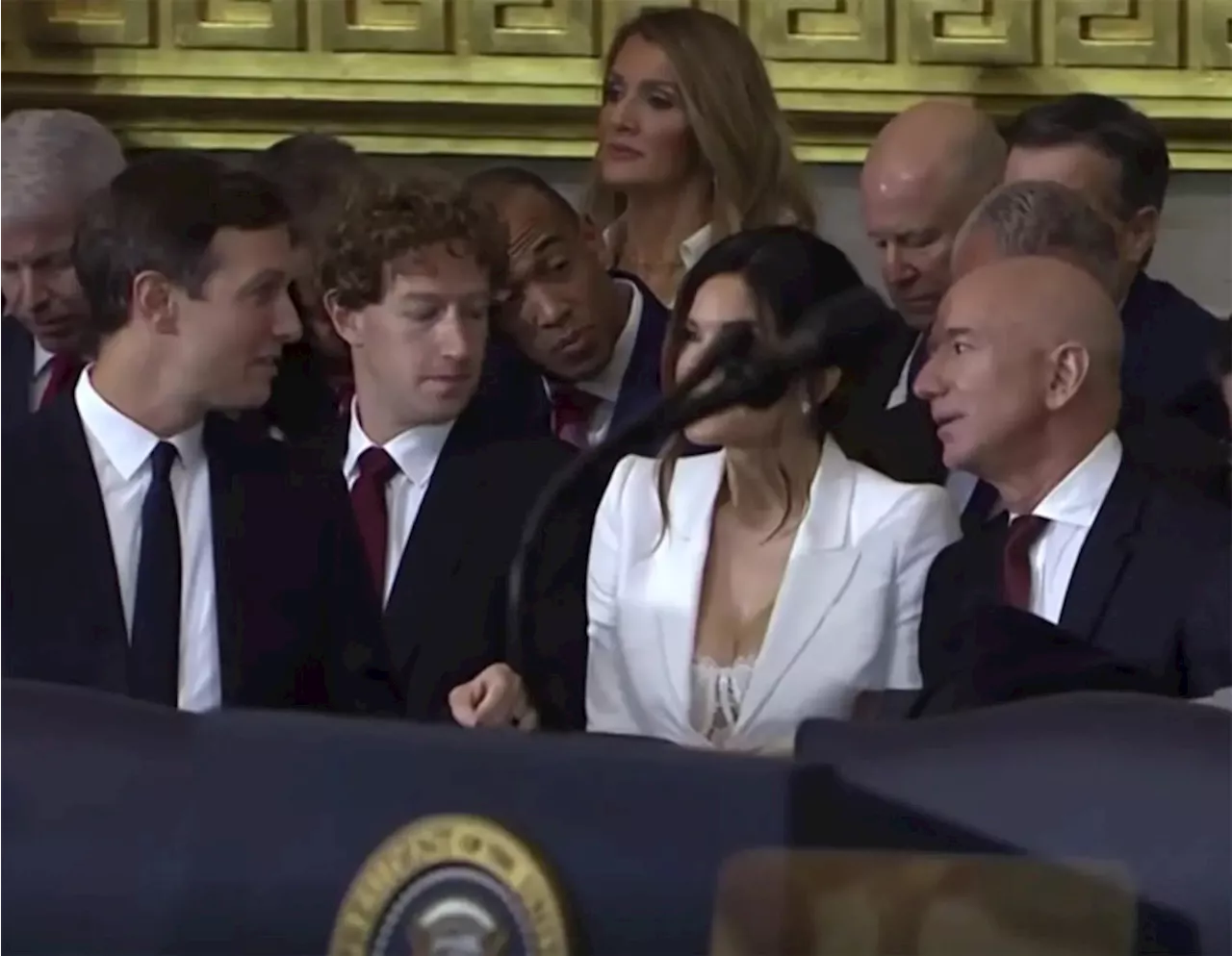 Mark Zuckerberg Terlihat Melihat Ke Arah Dada Lauren Sanchez Saat Pelantikan Trump