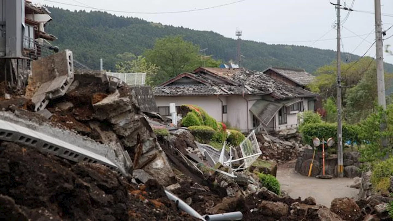 Tanah Longsor di Cimara, Kuningan: 4 Rumah Ambruk, 23 Rumah Masih Terancam