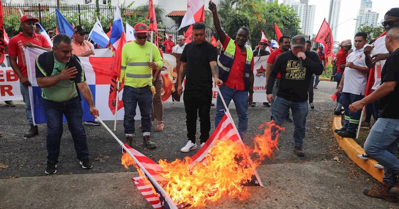 Manifestantes Queimam Bandeiras dos EUA em Protesto Contra Trump no Panamá