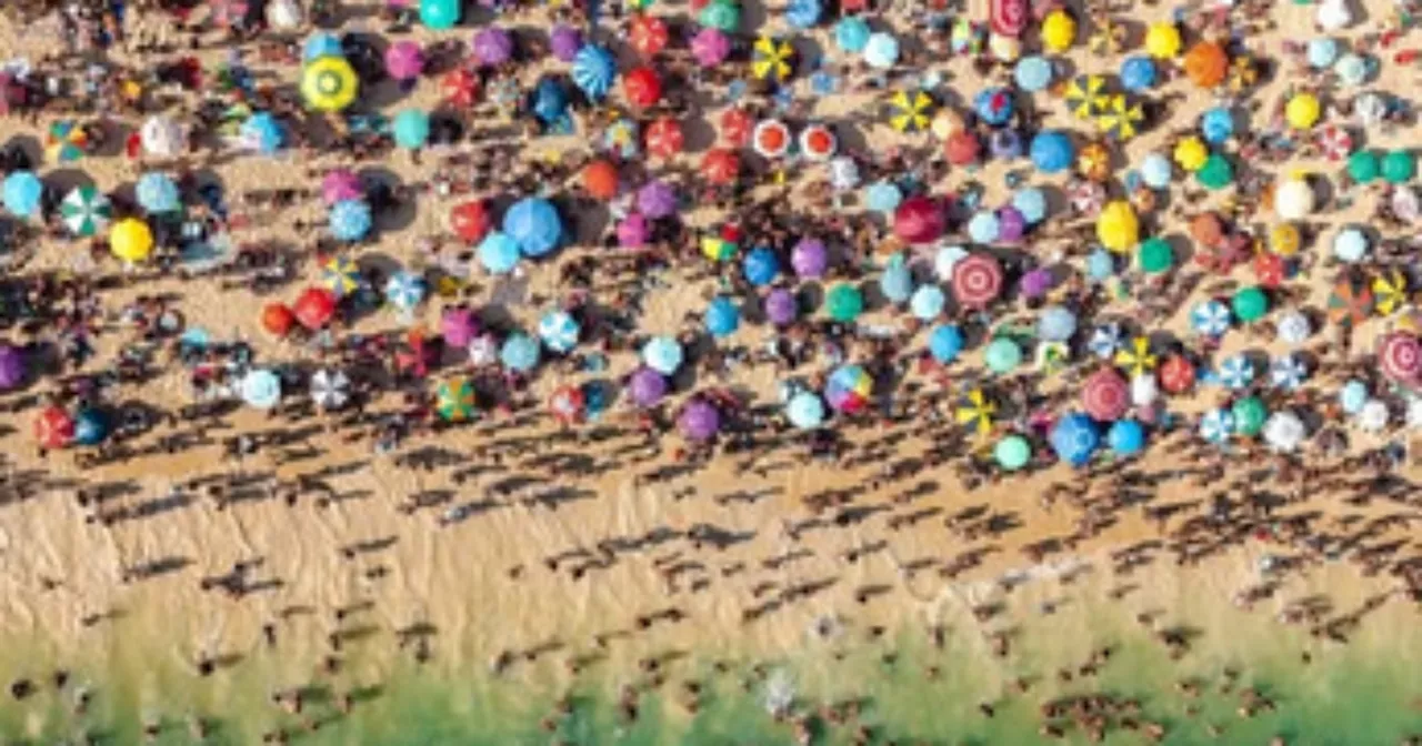 Rio de Janeiro Aquece com Calor Extremo; Fotografia Capta Beleza da Praia Lotada