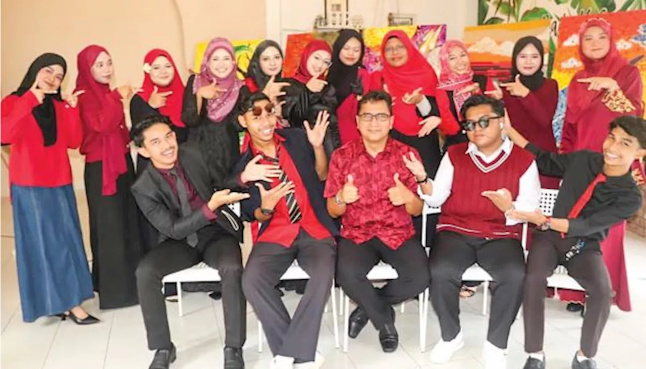 15 pelajar SMK Jengka 16 pamer karya catan kolaj