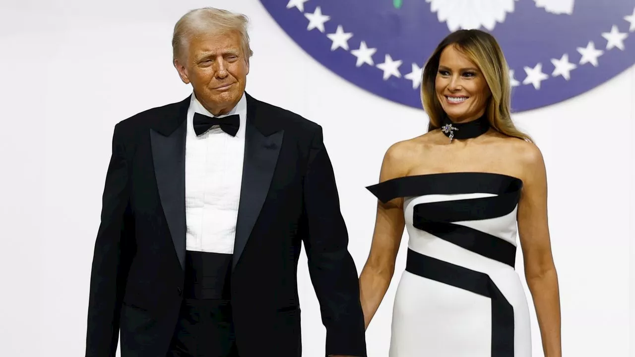 Melania Trump, avvolta in un nastro nero per il ballo che chiude l'Inauguration Day