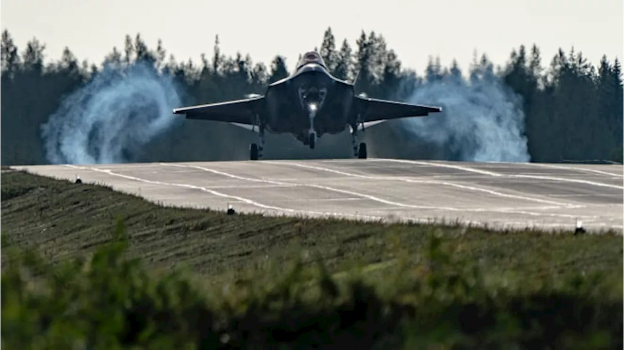 Jet Tempur RAF Bertabrakan Burung, Berhasil Mendarat Selamat