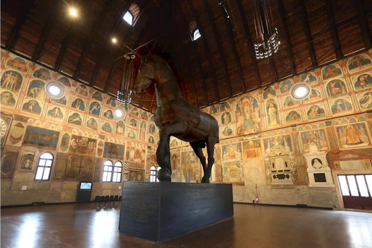 Clochard visitano Palazzo della Ragione a Padova