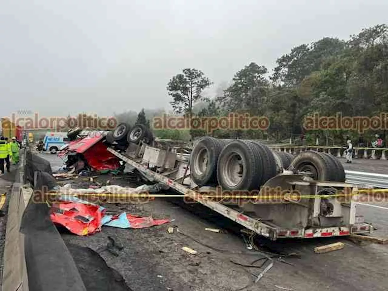 Volcadura de tráiler y rapiña en la Perote-Xalapa; 2 muertos