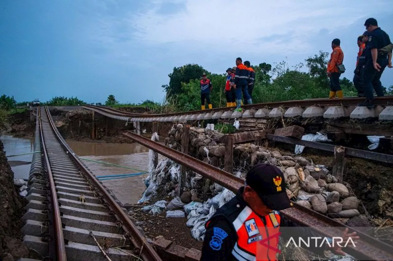 Jalur KA di wilayah Grobogan masih terputus akibat banjir