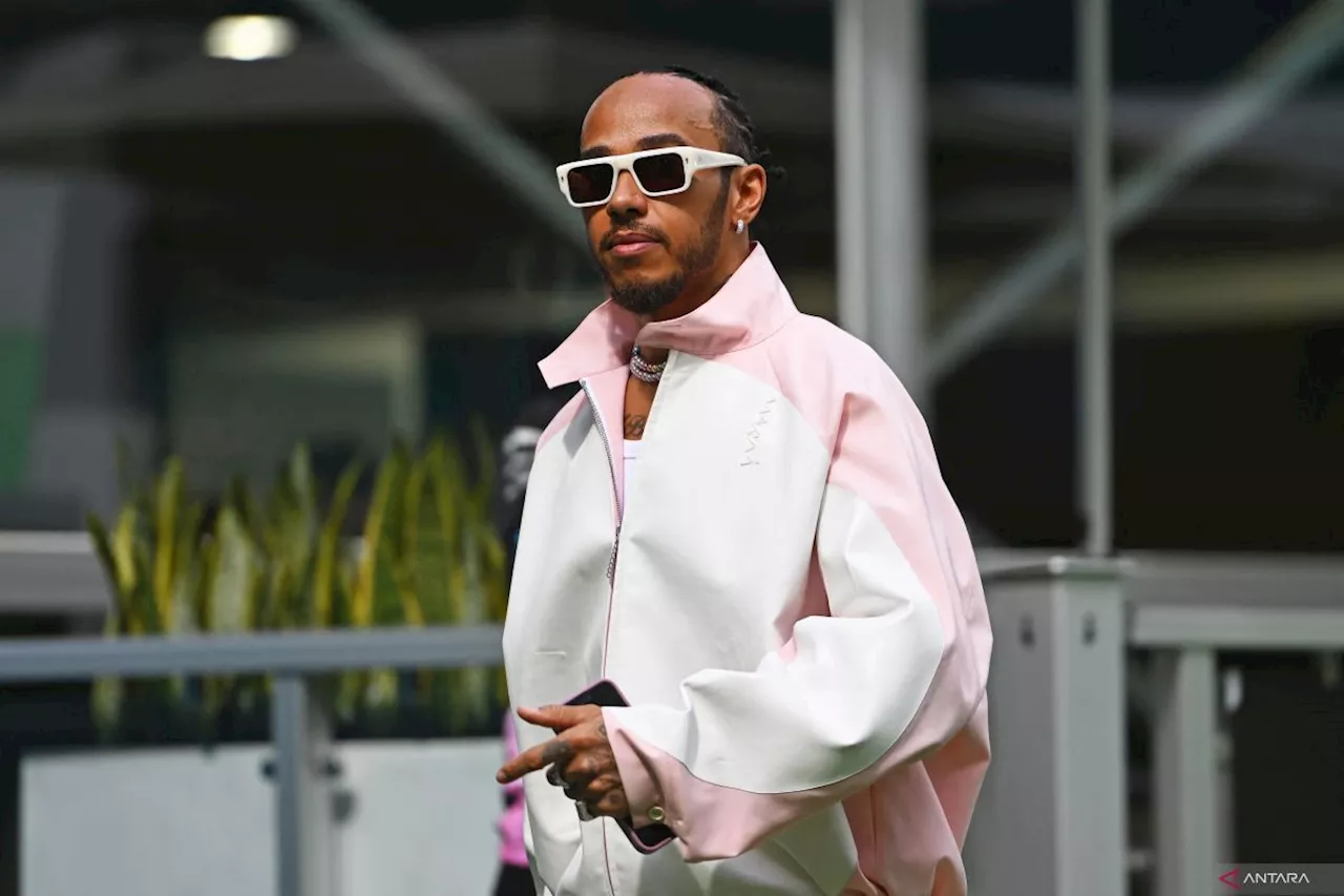 Lewis Hamilton Terpesona dengan Mobil Ferrari