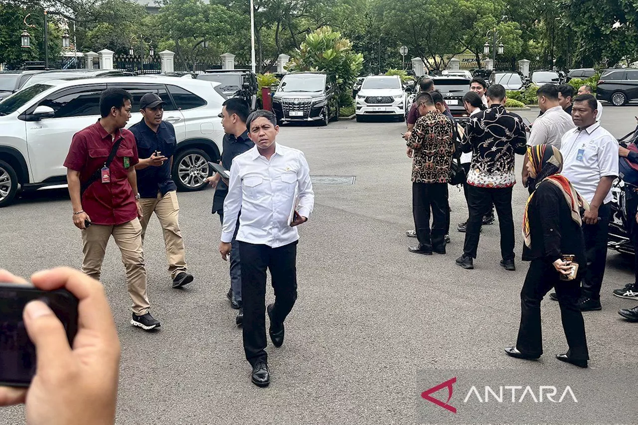 Menteri dan wakil menteri tiba di Istana untuk sidang kabinet