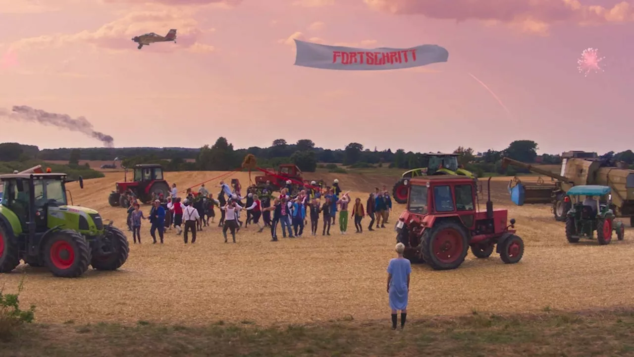 Rote Fahnen auf dem Reichstag und Till Lindemann als Erlkönig in „Rote Sterne überm Feld“ von Laura Laabs