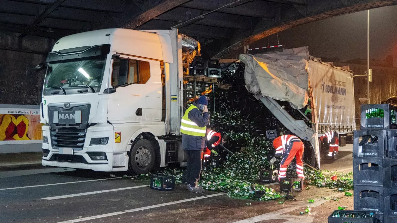 LKW-Auflieger kracht gegen Eisenbahnbrücke