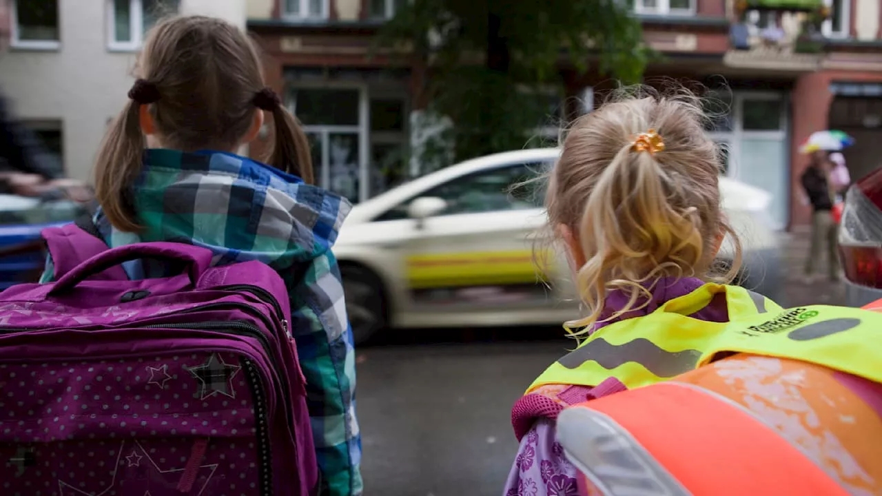 Nackt am Fenster: Rentner (71) belästigt Kinder auf Schulweg