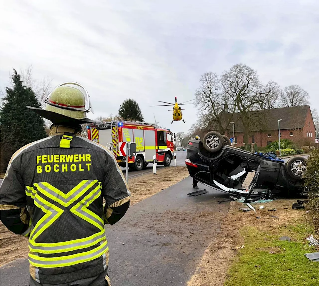 Feuerwehr Bocholt befreit Fahrer nach Verkehrsunfall auf der Werther Straße