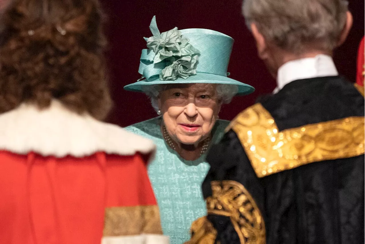 Elizabeth II : ce célèbre chanteur qu’elle a rencontré mais confondu avec un autre !