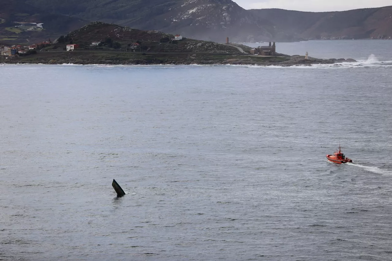 Tropa de la Guardia Civil encuentra un nuevo narcosubmarino en la Costa da Morte