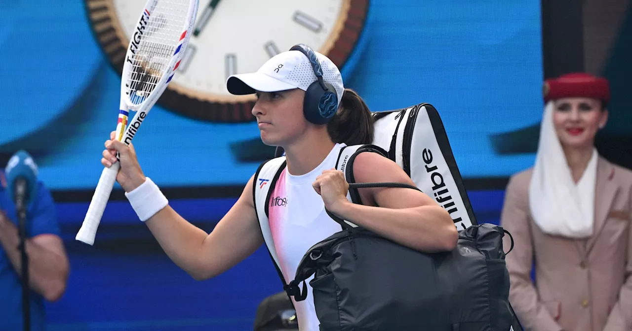 Le casque à l'entrée sur le court : bulle protectrice ou 'attitude irrespectueuse' ?