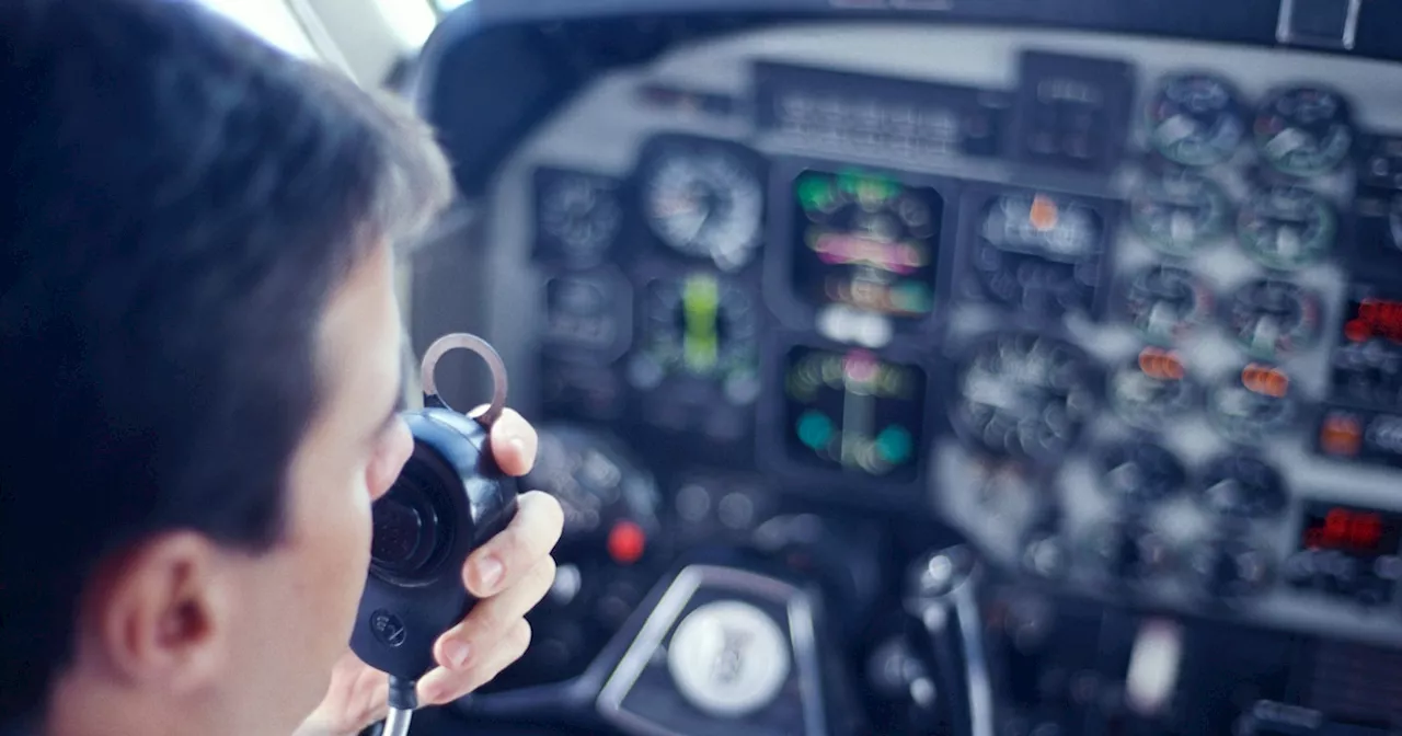 Pilot bittet Passagiere der ersten Klasse, nach hinten zu gehen