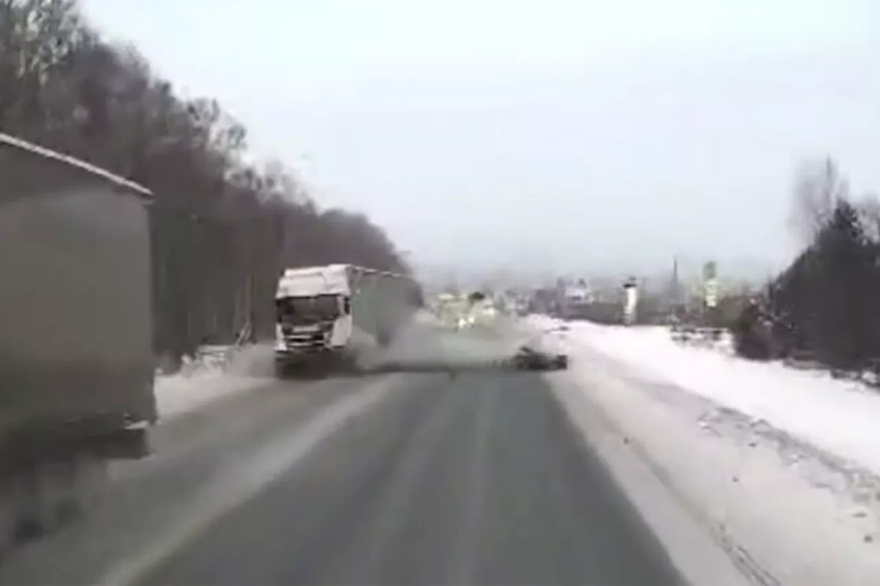 На видео попали последние секунды перед столкновением Toyota с грузовиком под Челябинском