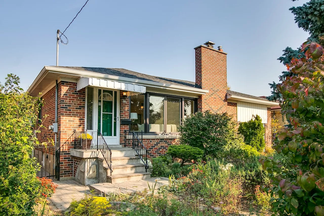 Toronto Bungalow's Makeover Attracts 11 Offers in a Week