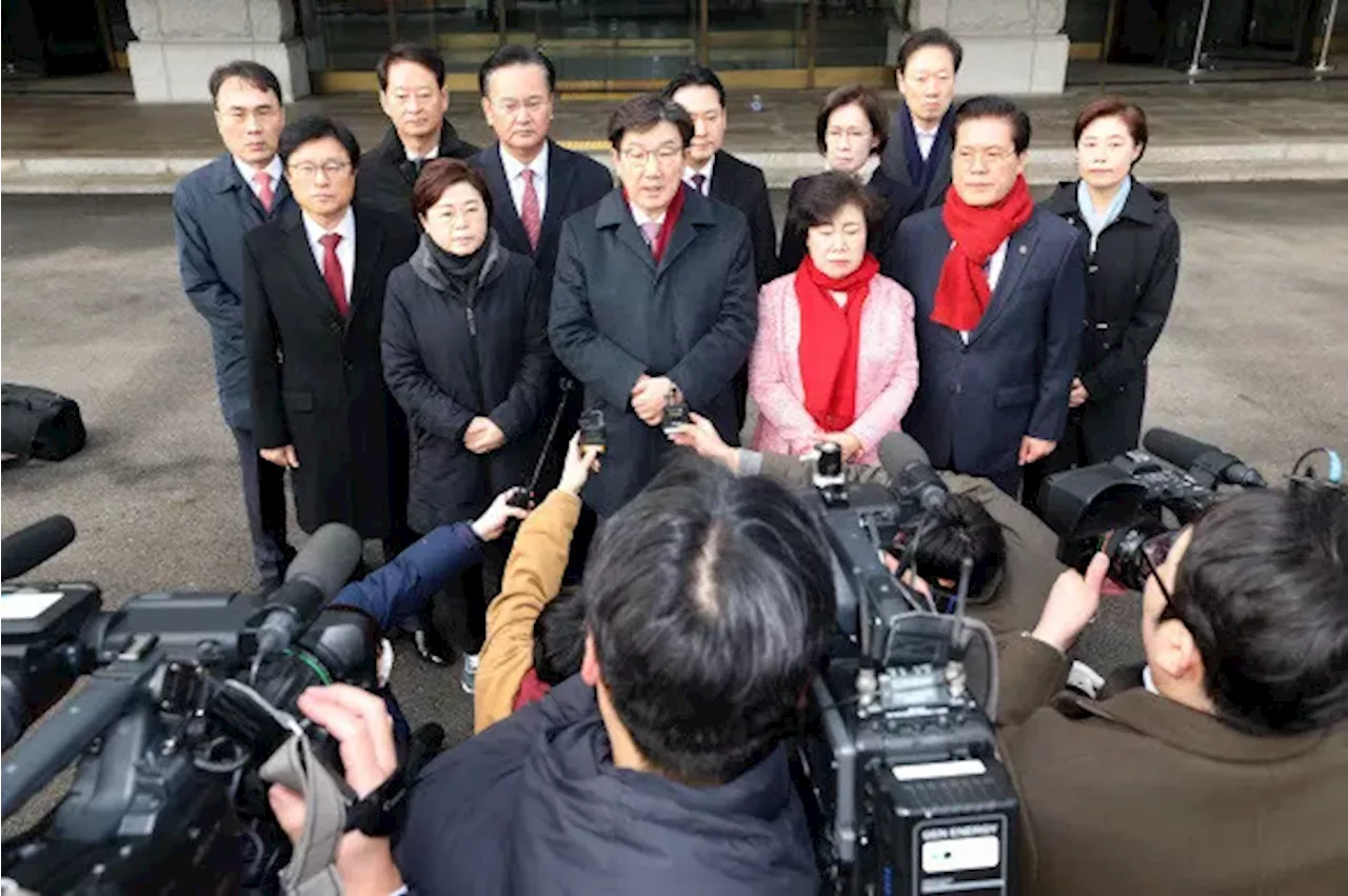 권성동 원내대표, 헌법재판소 방문 후 '문형배 권한대행 조문설' 발언