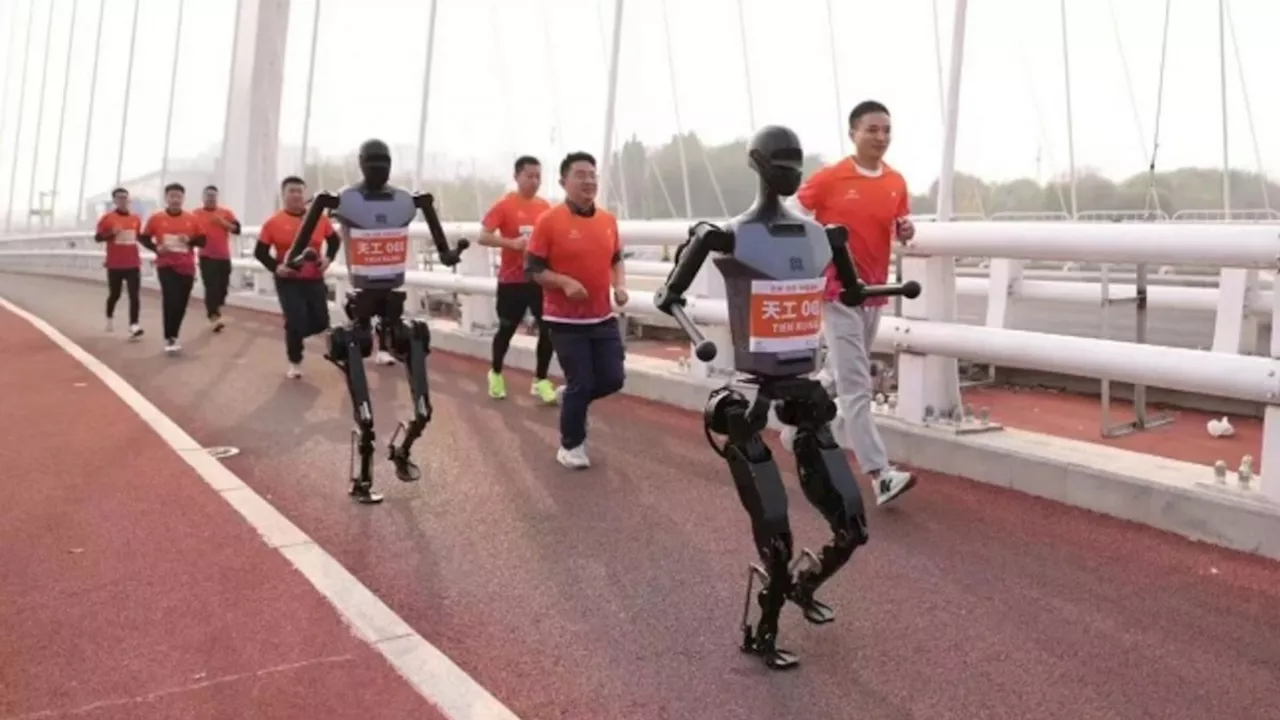 Humanoide Roboter nehmen zusammen mit Menschen an Halbmarathon teil