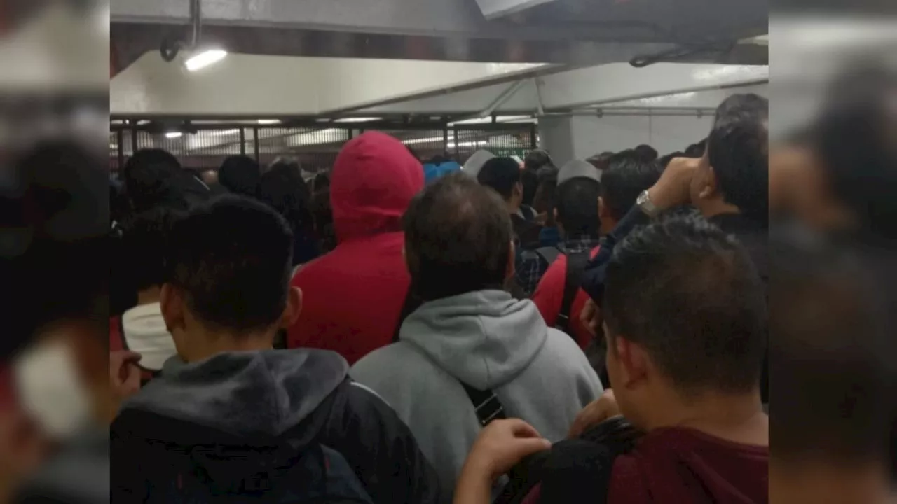 Colapso en la Línea A del Metro de la CDMX: Usuarios Reportan Esperas de 35 Minutos y Lesiones