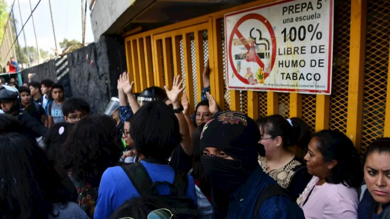 Estudiantes cierran acceso a la Prepa 5 de la UNAM