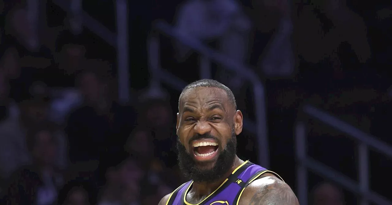 LeBron logra triple-doble un día después de animar a Buckeyes; Lakers apalean a Wizards