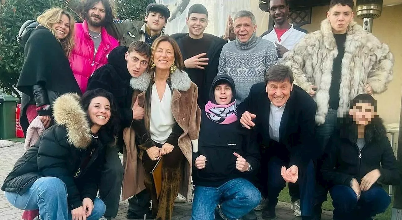 Gianni Morandi e la sua numerosa famiglia per il giorno di Santo Stefano