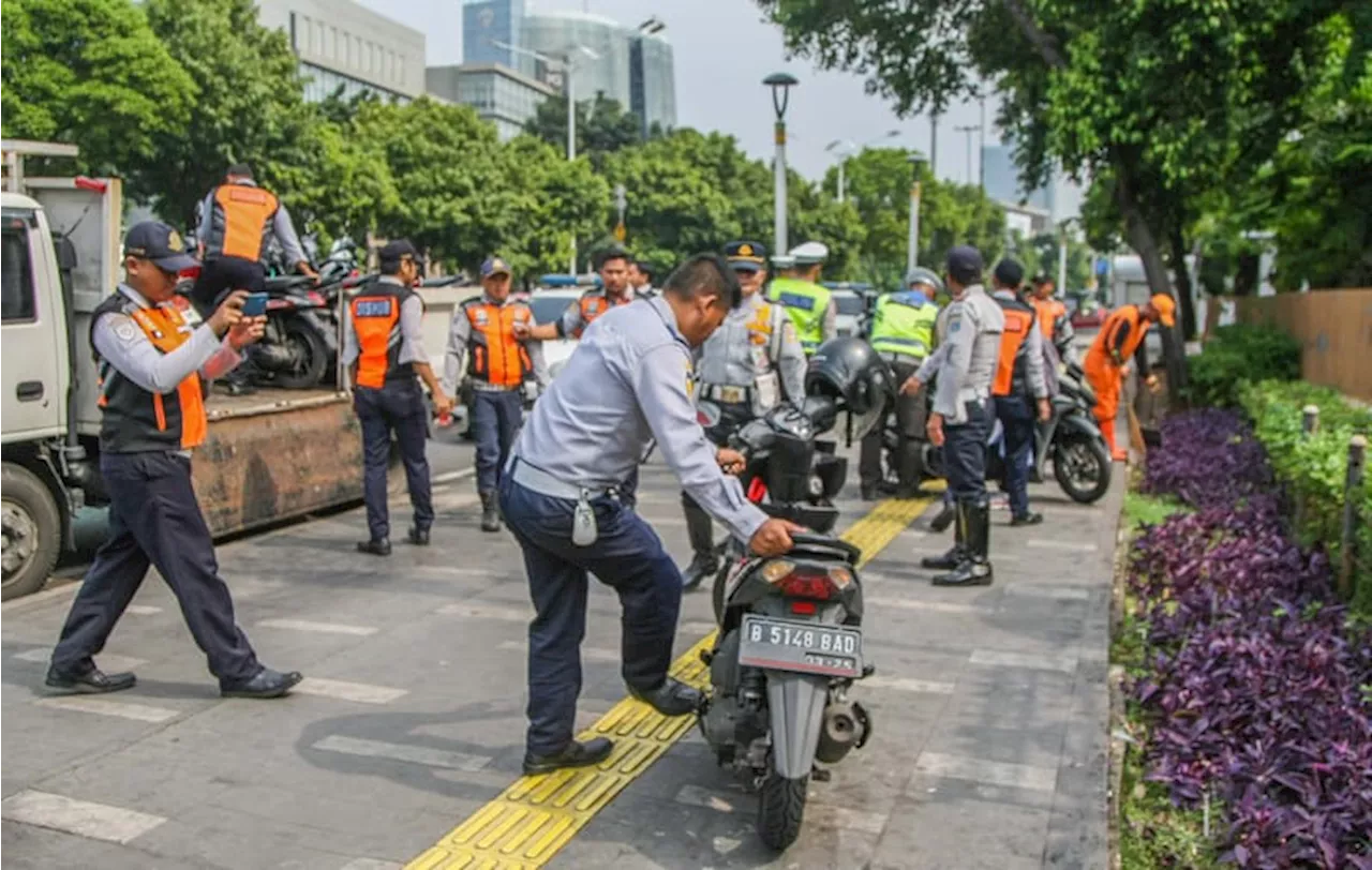 Pemprov DKI Keluarkan Surat Edaran Larang Gunakan Trotoar untuk Parkir