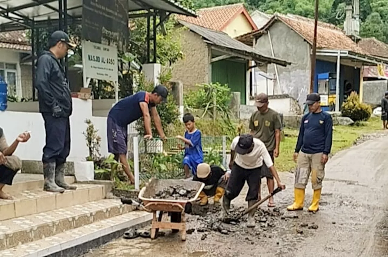 Warga Kampung Cikakak Bergotong Royong Perbaiki Jalan Rusak