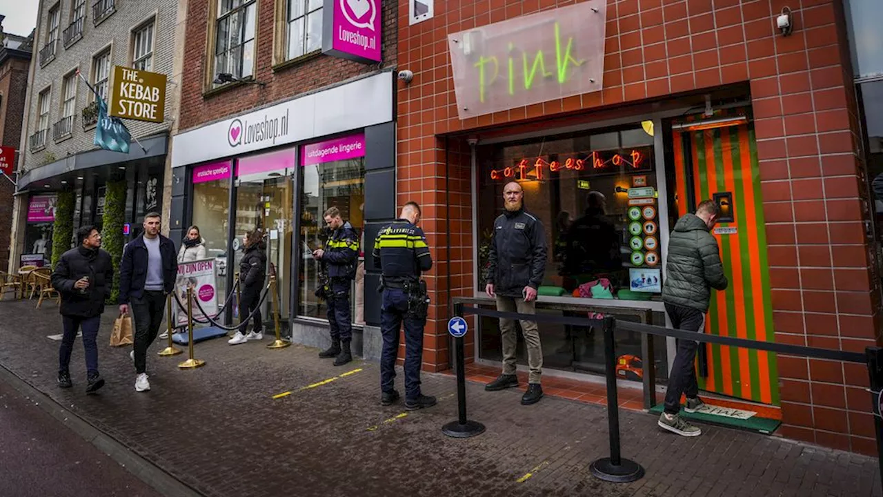 Auto reed twee keer op mensen in Eindhoven na coffeeshoprubroek