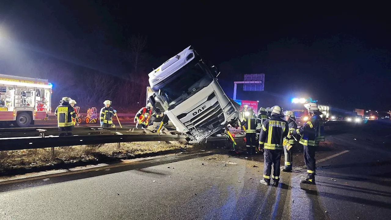 LKW kippt auf A2 bei Bad Oeynhausen, Autobahn voll gesperrt