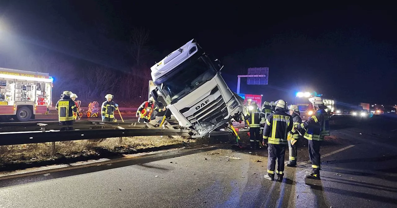 Lkw liegt quer auf A2 – Sperrung zwischen Bad Oeynhausen und Vlotho