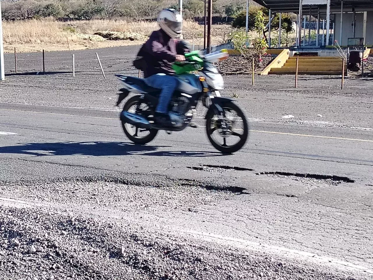 Urgen arreglar enormes baches en entrada a Uriangato; hay riesgo de accidentes