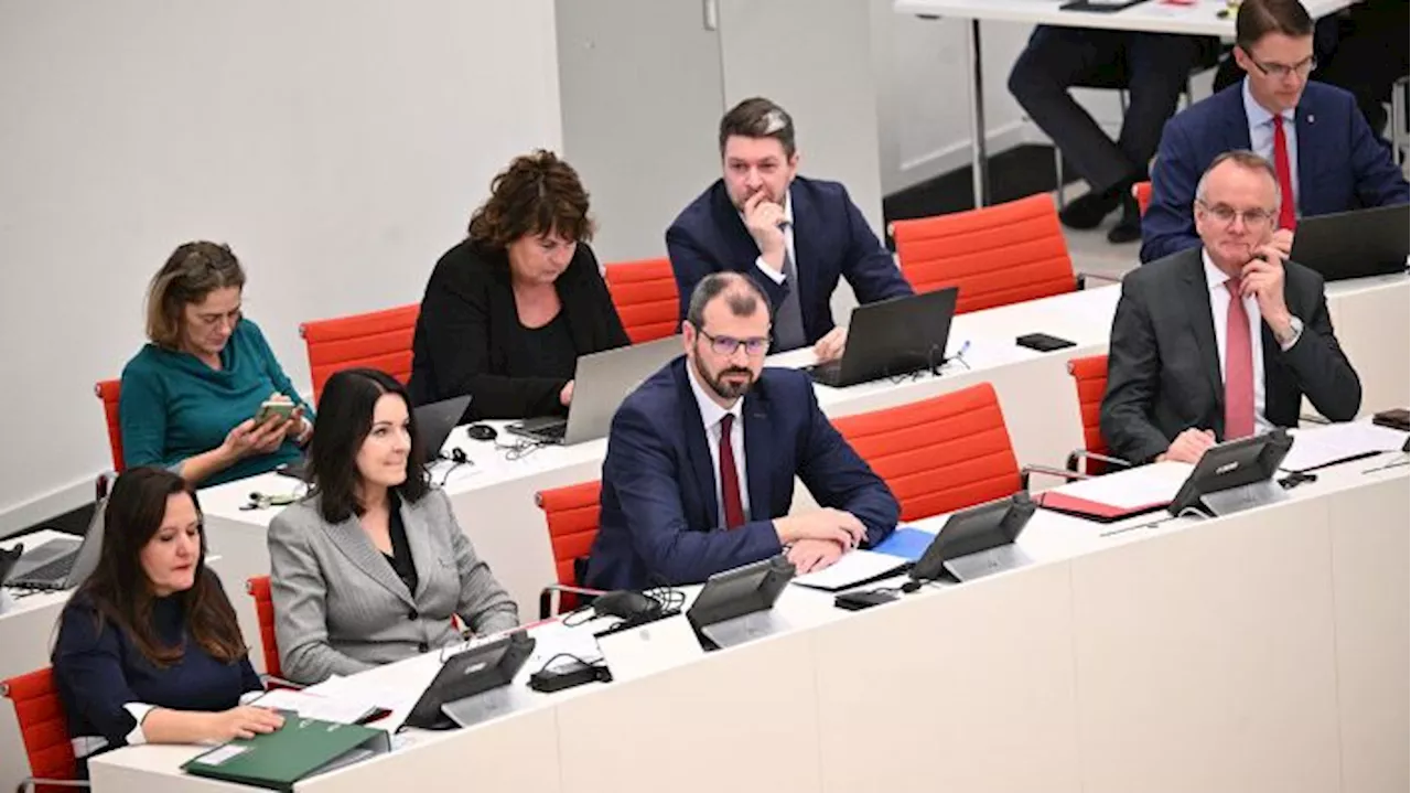 Brandenburger Landtag: Bündnis SPD und BSW schweigt, AfD dominiert