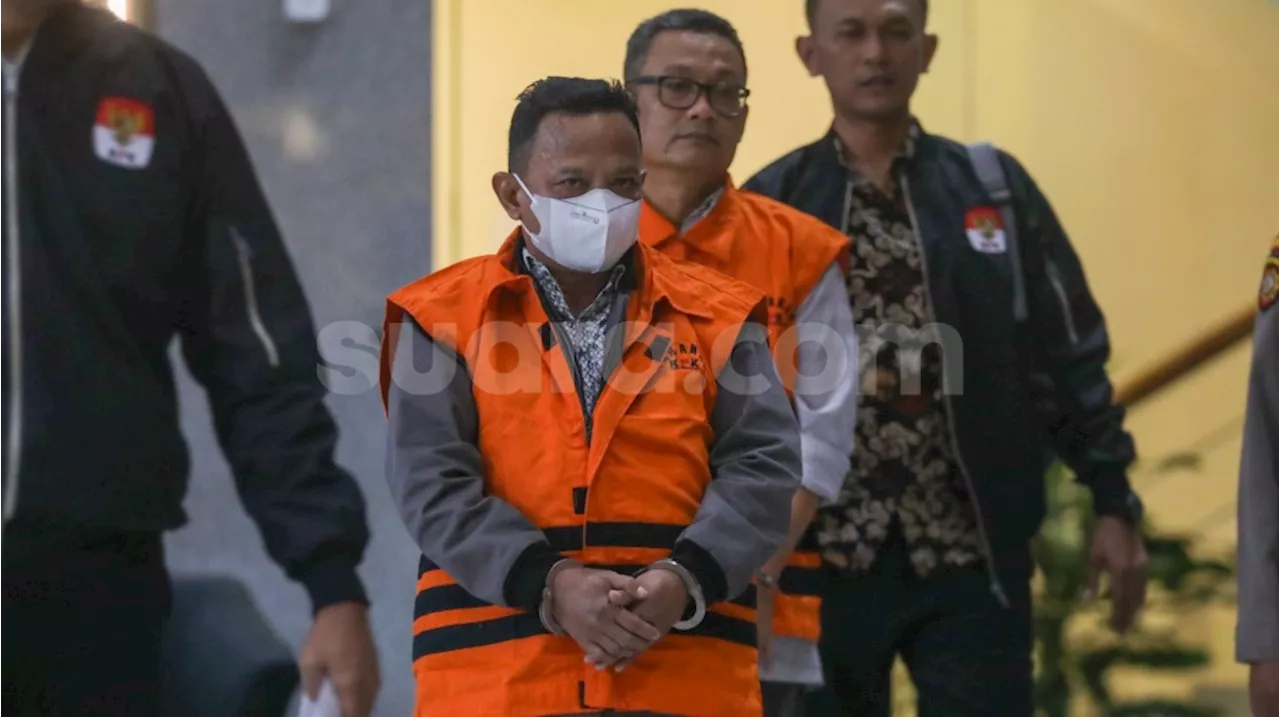 Tangan Diborgol, KPK Tahan Bupati Situbondo Karna Suswandi