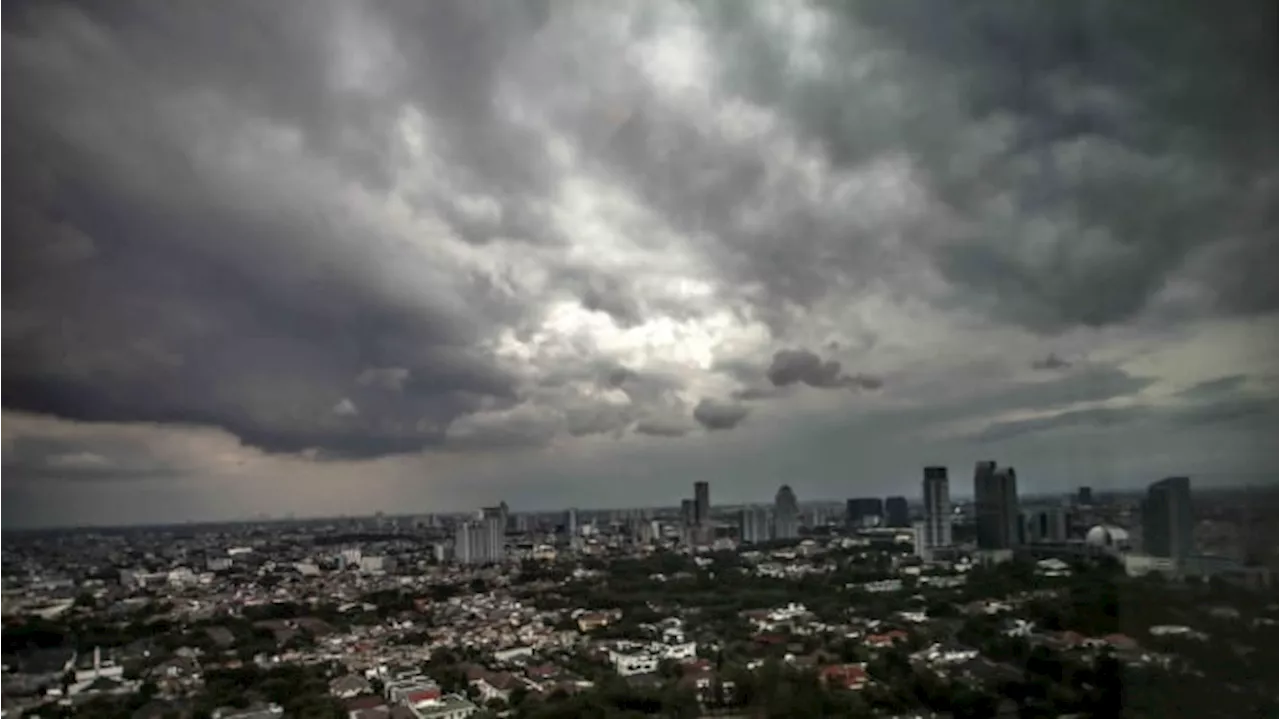 Hujan Bakal Guyur Sebagian Besar Wilayah Indonesia Hari Ini, Jakarta Diselimuti Awan Tebal