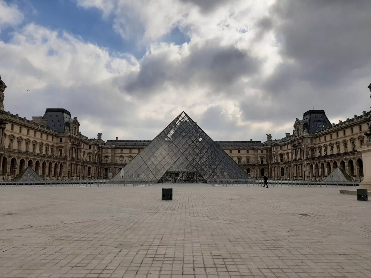 Le Louvre, musée le plus visité du monde, dans un état de dégradation 'sévère', alerte sa présidente